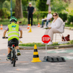 Ein Junge fährt mit dem Fahrrad den Fahrradparcours in Rust