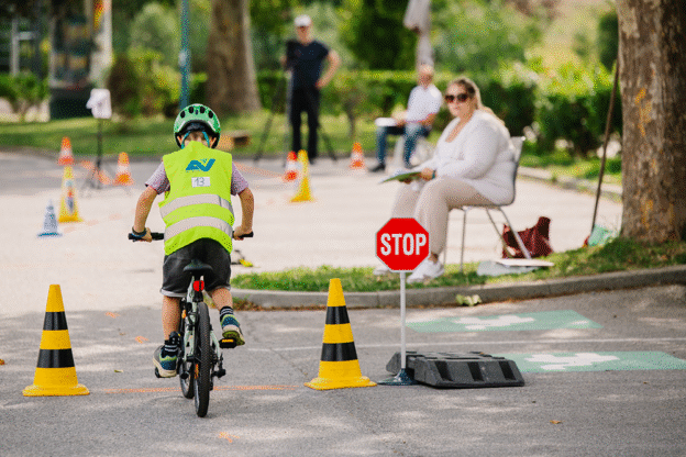 Ein Junge fährt mit dem Fahrrad den Fahrradparcours in Rust
