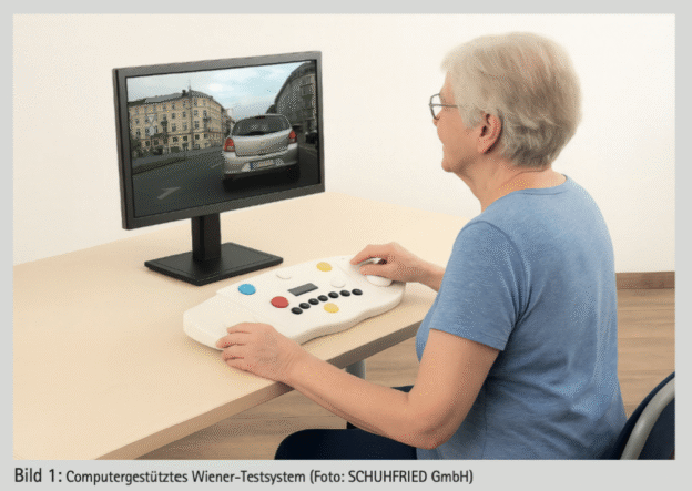 Ältere Dame sitzt am Computergestützten Wiener-Testsystem (Foto: SCHUHFRIED GmbH)