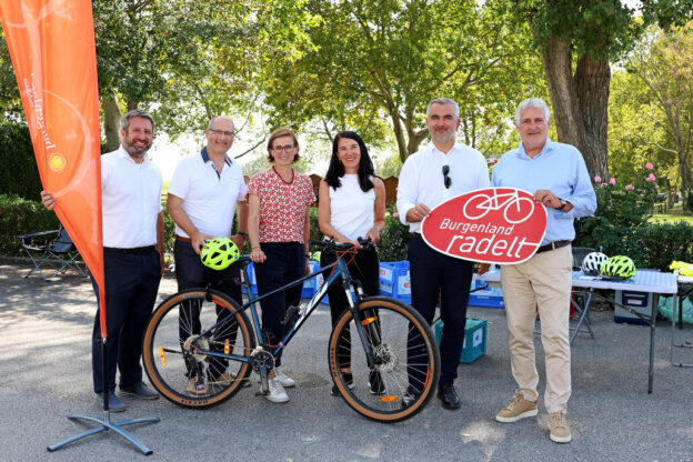 Bildtext LR_Dorner_Sicher_am_Rad_001 (v.l.n.r.): Daniel Elias (Verkehrstechniker, nast consulting), Michael Aleksa (wissenschaftlicher Mitarbeiter des Austrian Institute of Technology), Christine Zopf-Renner (Mobilitätszentrale Burgenland), Bettina Schützenhofer (Verkehrspsychologin), Verkehrslandesrat Heinrich Dorner und Bgm. Gerold Stagl (Freistadt Rust)